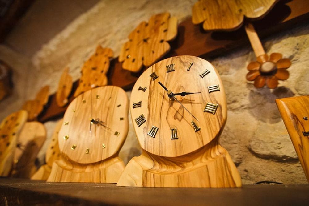 Horloges en bois d'olivier - Interieur de la boutique du Travail du Bois d'olivier à Tourrettes-sur-loup