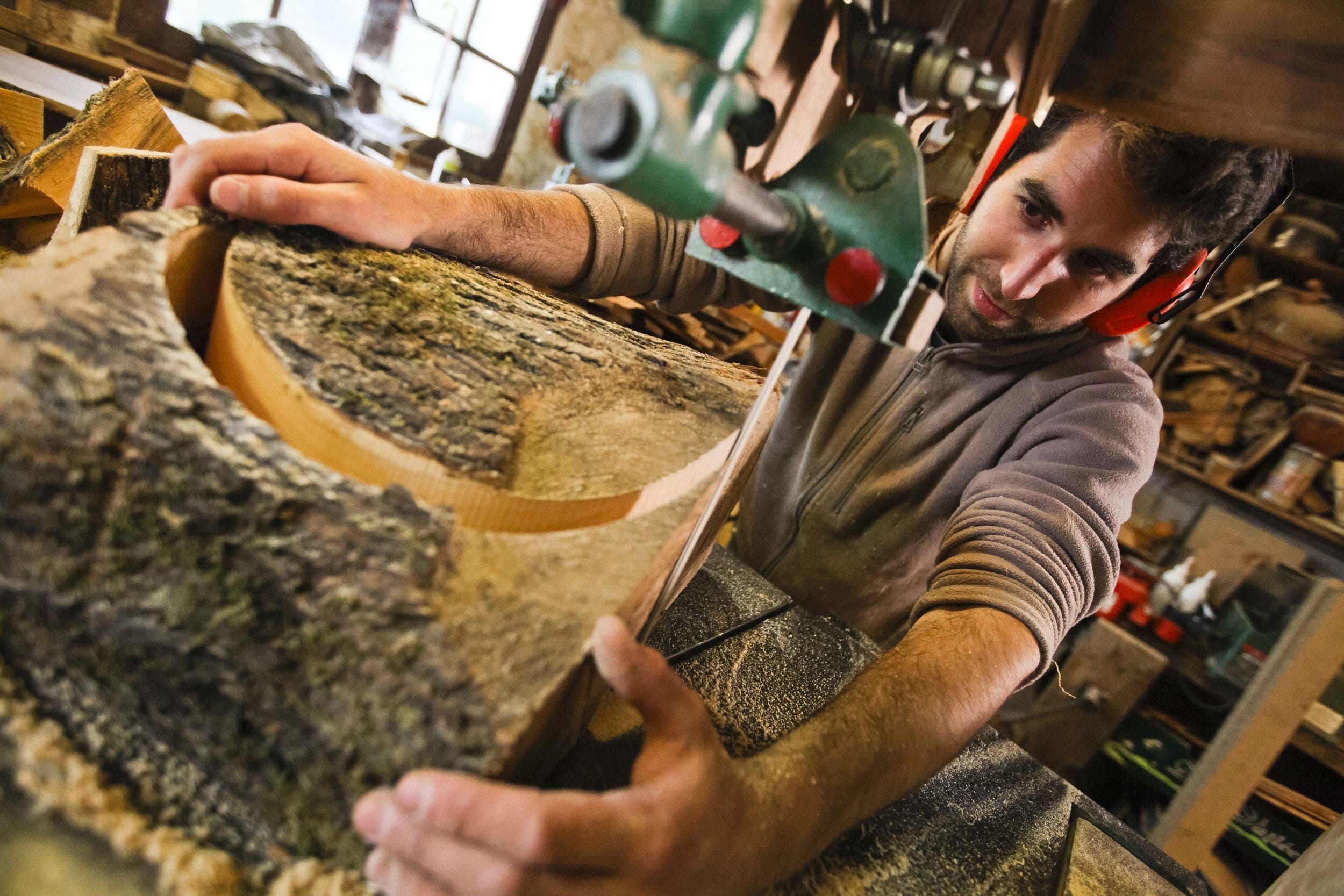  Guillaume Dubosq découpe un saladier - Le travail artisanal du Bois d'olivier