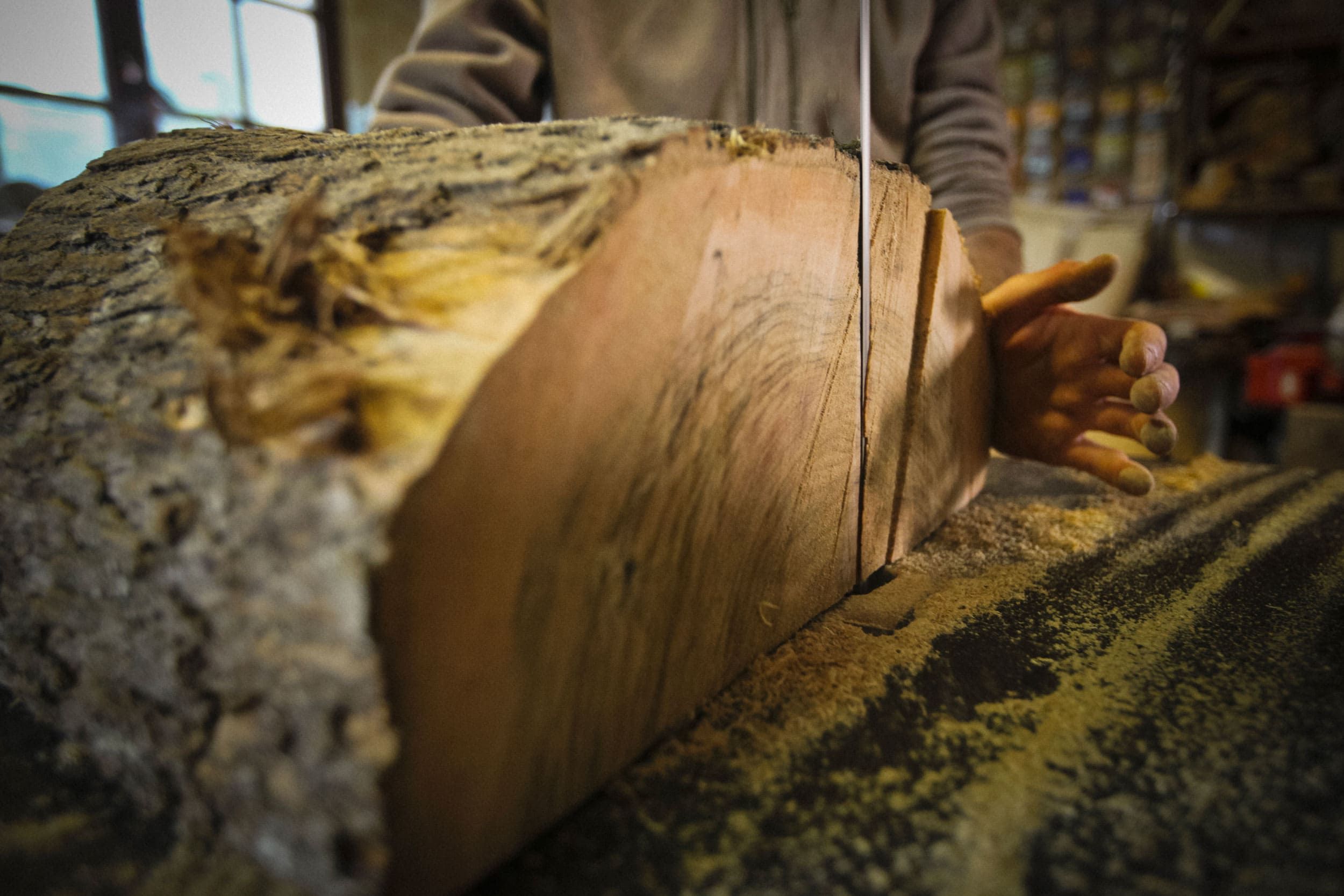 découpe du bois d'olivier - Le travail artisanal du Bois d'olivier