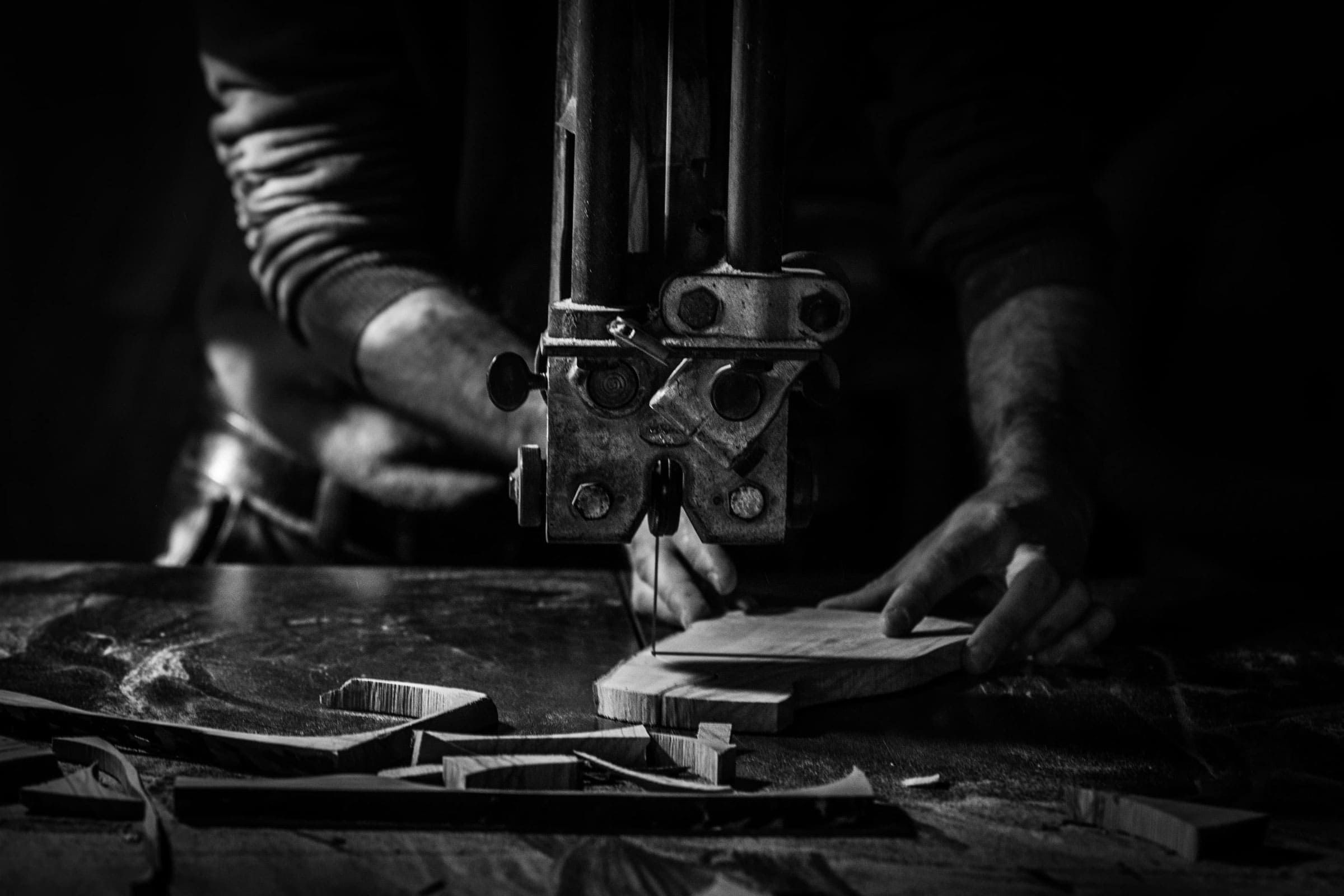 Guillaume Dubosq découpe une planchette - Le travail artisanal du Bois d'olivier